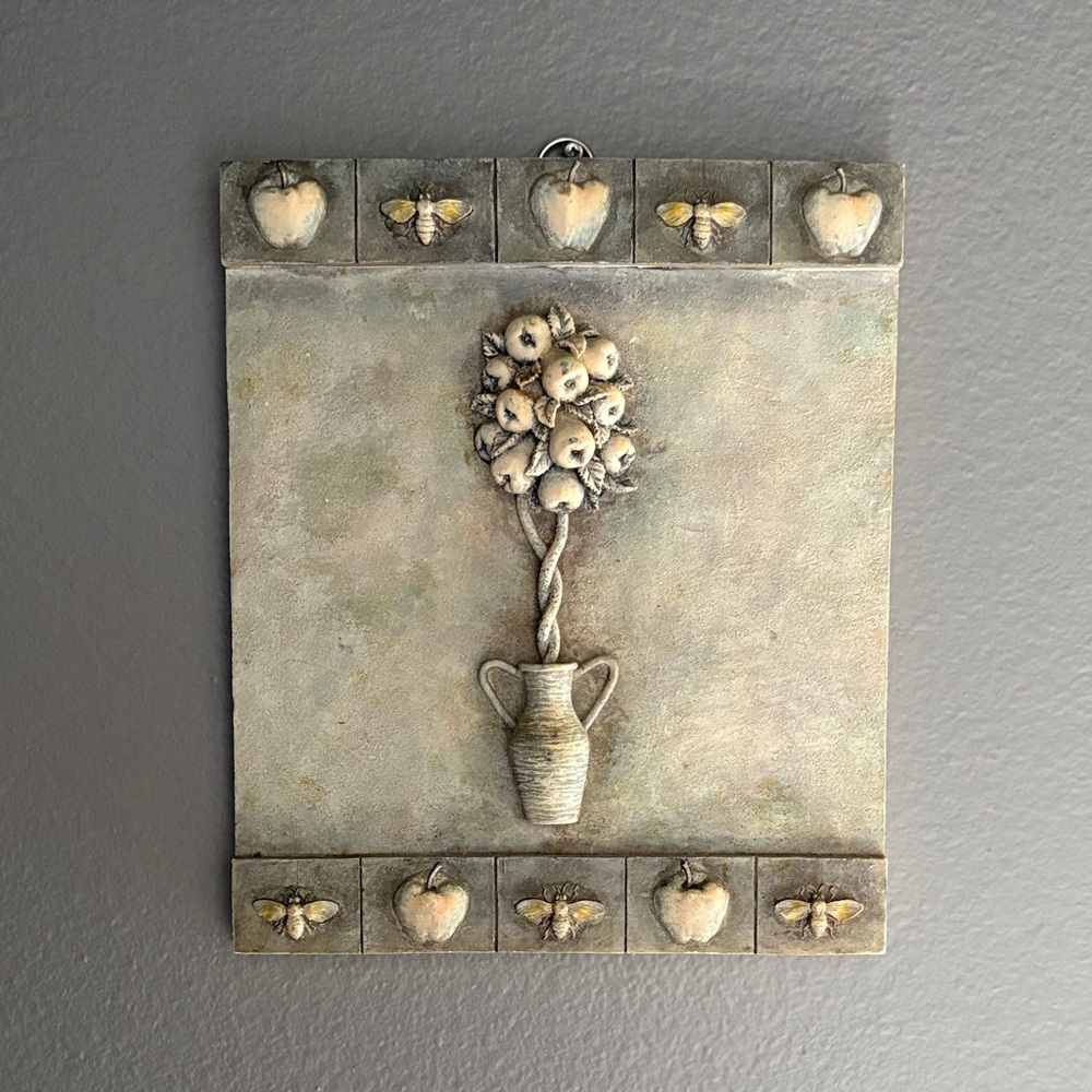 Rustic Wall Decor with Apple and Bee Design